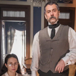 Dolores (Daphne Bozaski) fica fora de si ao ver Tonico (Alexandre Nero) matar Nélio (João Pedro Zappa) na novela 'Nos Tempos do Imperador': 'Monstro!'