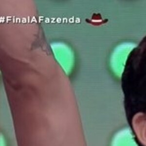 Rico Melquiades foi o grande vencedor de 'A Fazenda 13' nesta quinta (16) e comemorou nos bastidores com Adriane Galisteu: 'Obrigado Brasil'