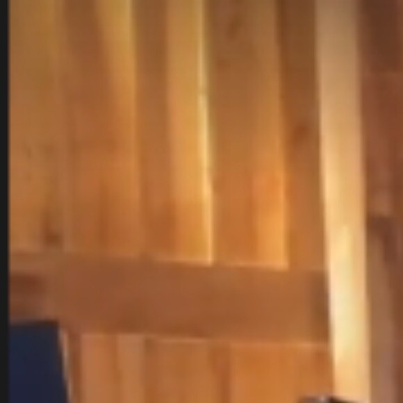 Adriane Galisteu usou look polêmico na grande final de 'A Fazenda 13' pelo número no terno, provavelmente se referindo à edição do programa