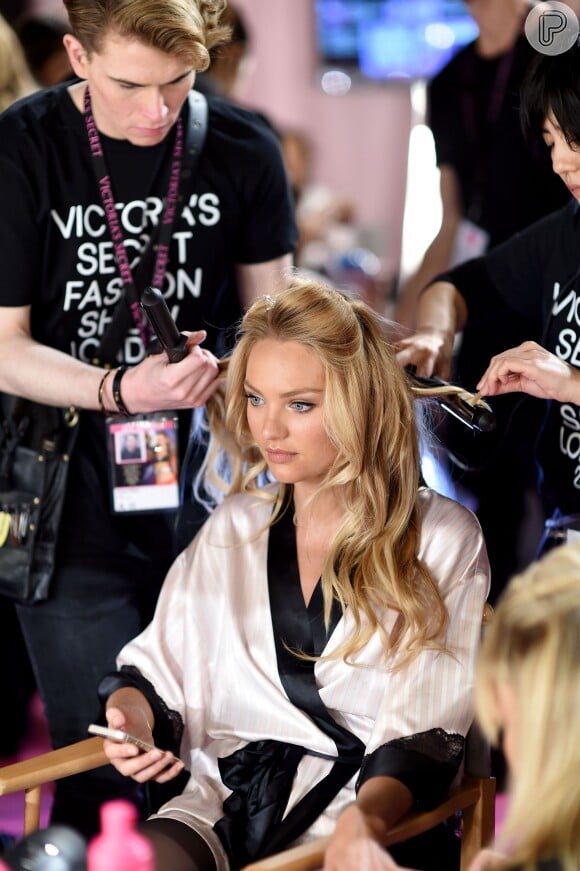 Candice Swanepoel se prepara para o desfile da Victoria's Secret Fashion Show, em 2 de dezembro de 2014