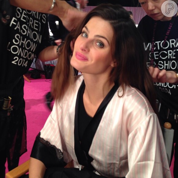 Isabelli Fontana faz o cabelo para o desfile do Victoria's Secret Fashion Show, em 2 de dezembro de 2014