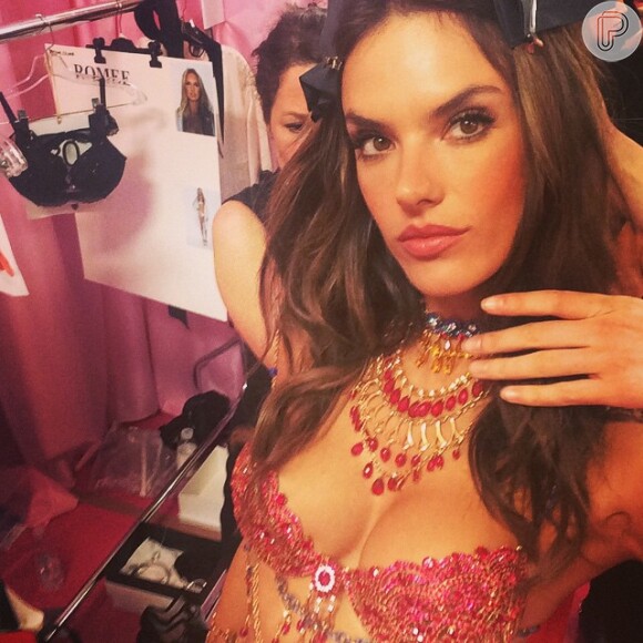 Alessandra Ambrosio se prepara para o desfile Victoria's Secret fashion Show