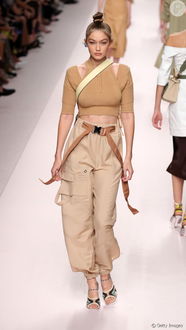 Calça cargo é o segundo item de moda mais buscado em 2021