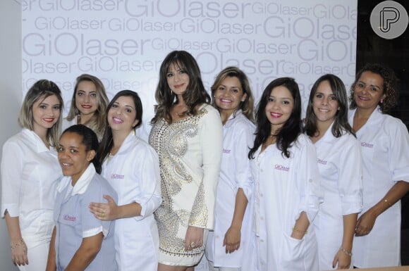 Equipe da GIOlaser, empresa de Giovanna Antonelli, posa para foto no dia da inauguração do centro estético