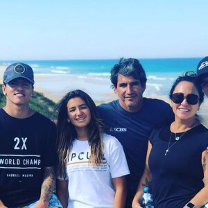 Simone deu 'parabéns' a Gabriel Medina pelo dia do surfista