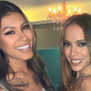 Anitta e Pocah refizeram uma foto antiga e surpreenderam os fãs