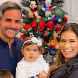Simone postou foto com a família para desejar um feliz Natal aos seguidores, ao lado do marido, Kaká Diniz, e os filhos Henry e Zaya