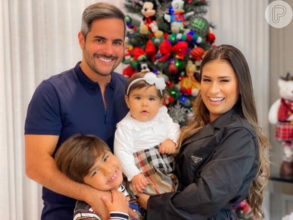 Simone postou foto com a família para desejar um feliz Natal aos seguidores, ao lado do marido, Kaká Diniz, e os filhos Henry e Zaya