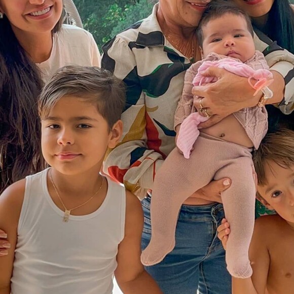 Simaria passou o Natal ao lado da família e Simone mostrou alguns detalhes da festa, como a mesa de doces, em seu stories do Instagram