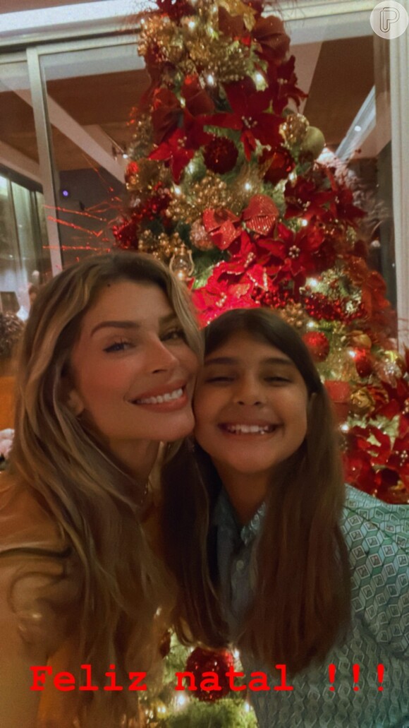 Grazi Massafera posou ao lado da filha em frente à árvore de Natal da casa onde comemorou a data com sua família