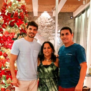 Alexandre Machafer, namorado de Grazi Massafera postou foto com sua mãe e irmão no mesmo local em que a atriz passou o Natal com a família, entregando que estavam juntos