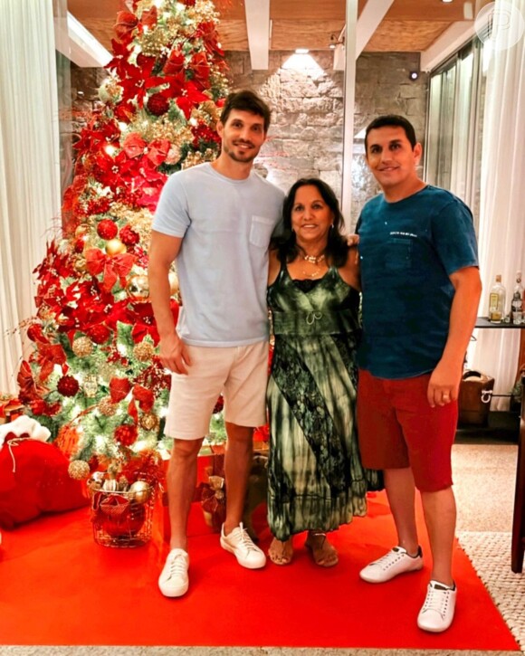 Alexandre Machafer, namorado de Grazi Massafera postou foto com sua mãe e irmão no mesmo local em que a atriz passou o Natal com a família, entregando que estavam juntos