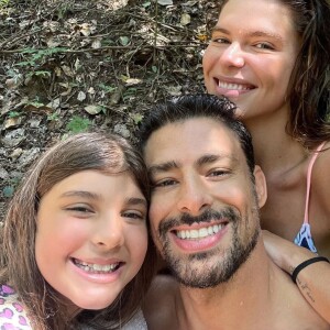 Cauã Reymond também exibiu foto com Sophia, filha com Grazi Massafera, e sua mulher, Mariana Goldfarb, para desejar feliz Natal aos fãs