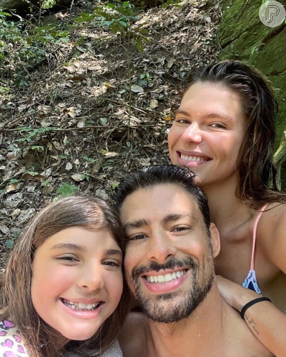 Cauã Reymond também exibiu foto com Sophia, filha com Grazi Massafera, e sua mulher, Mariana Goldfarb, para desejar feliz Natal aos fãs