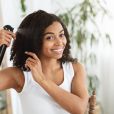Hidratação do cabelo é passo essencial na rotina de cuidados com os fios no verão