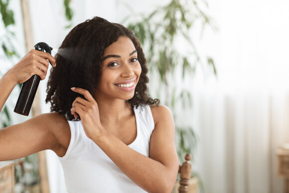 Hidratação do cabelo é passo essencial na rotina de cuidados com os fios no verão