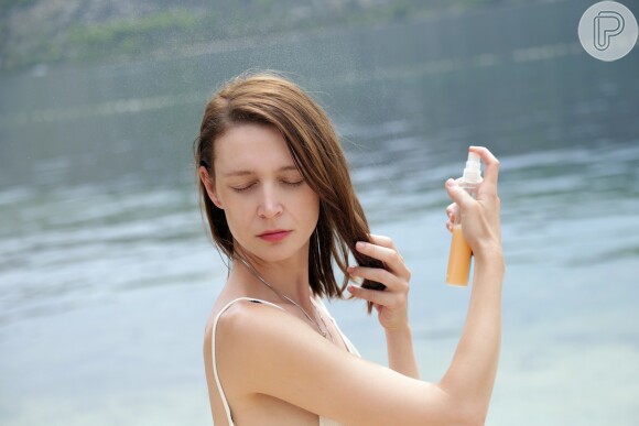 Passar protetores solares específicos para cabelo é extremamente necessário no verão