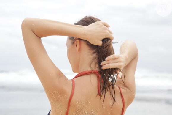 Aplique produtos de cabelo antes de ir à praia ou piscina para eles continuarem saudáveis no verão
