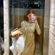 Vestido midi todo dourado e casaco de pele falsa: o look de Marina Ruy Barbosa no Réveillon em viagem à Suíça