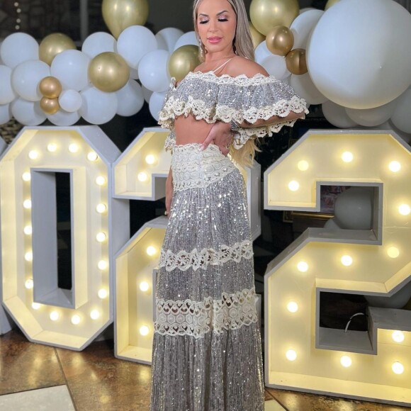 O brilho foi a aposta de Deolane Bezerra, viúva do MC Kevin, na noite de Ano-Novo. O conjunto prata com renda é da grife Amarante do Brasil