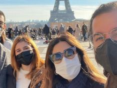 Fátima Bernardes passeia com namorado, filho e nora por Paris em 1º dia de 2022