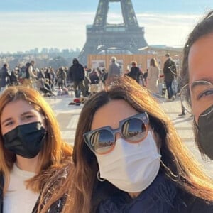 Fátima Bernardes visitou Paris com o namorado, Túlio Gadêlha, o filho, Vinícius, e a nora, Thalita Martins, no 1º dia de 2022