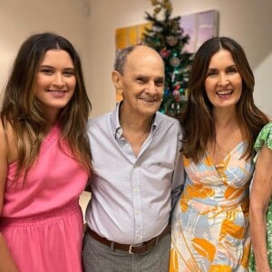 Fátima Bernardes posa com as filhas e os pais no Natal de 2021