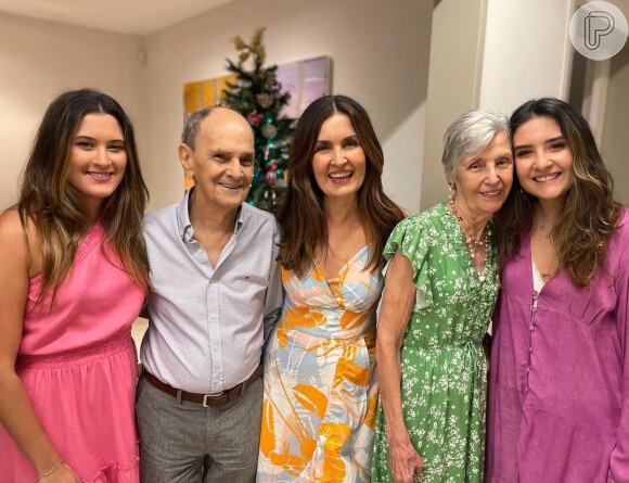 Fátima Bernardes posa com as filhas e os pais no Natal de 2021