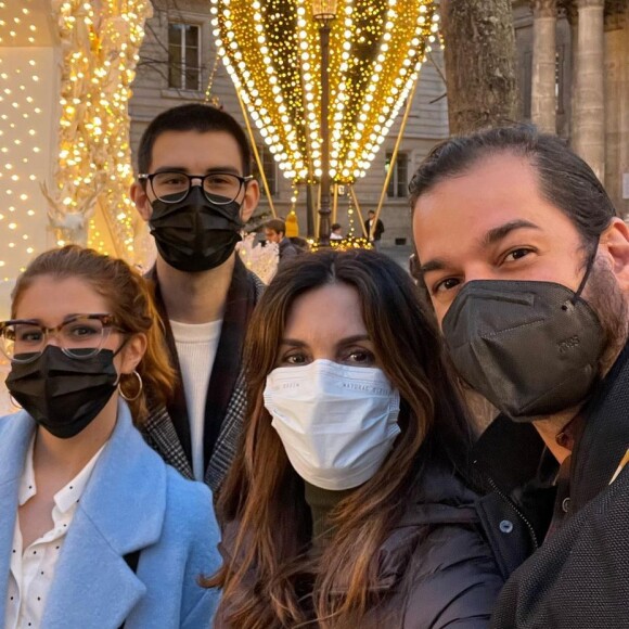 Fátima Bernardes posou com o namorado, Túlio Gadêlha, o filho, Vinícius, e a nora, Thalita Martins, em Paris