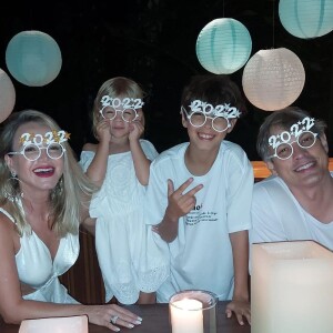 Eliana posa com o noivo, Adriano Ricco, e os filhos Artur e Manuela em foto