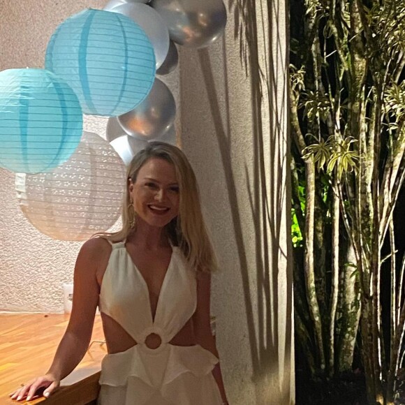 Eliana exibe look escolhido para Ano Novo com a família