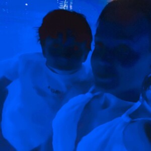 Eliana e o filho, Artur, curtem piscina em festa de Ano Novo