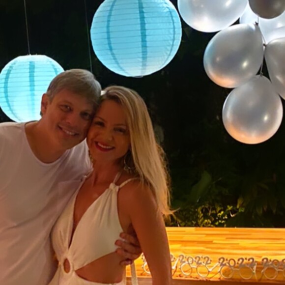 Eliana posa com o noivo, Adriano Ricco