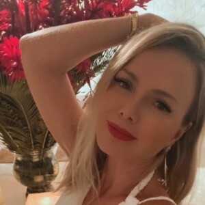 Eliana aposta em vestido com decote para revéillon