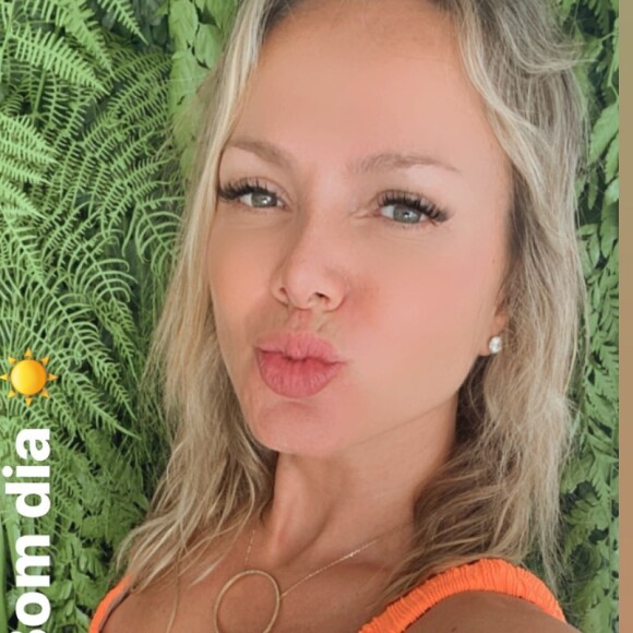 Eliana exibe barriga sarada em foto