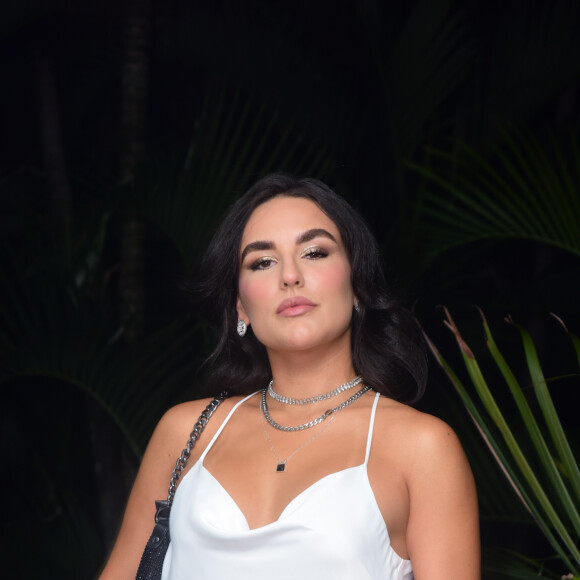 Kéfera figurou polêmica após a festa Farofa da Gkay, por não ter ficado com mulheres após se assumir bissexual em julho de 2021