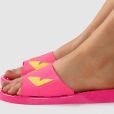 Sandálias slide: 8 modelos para desfilar e arrasar por aí nos dias quentes!
