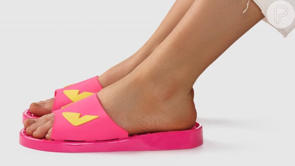 Sandálias slide: 8 modelos para desfilar e arrasar por aí nos dias quentes!