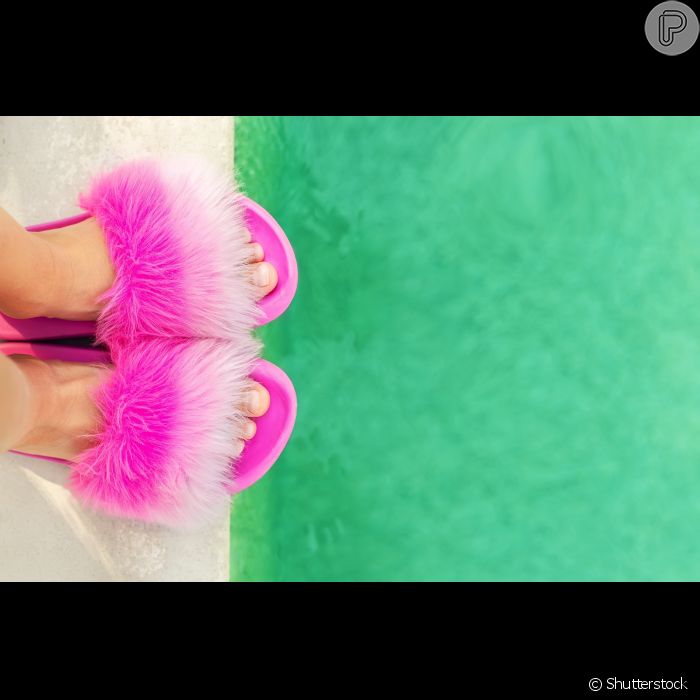 Dê mais charme aos seus pés com sandálias slide com toque original