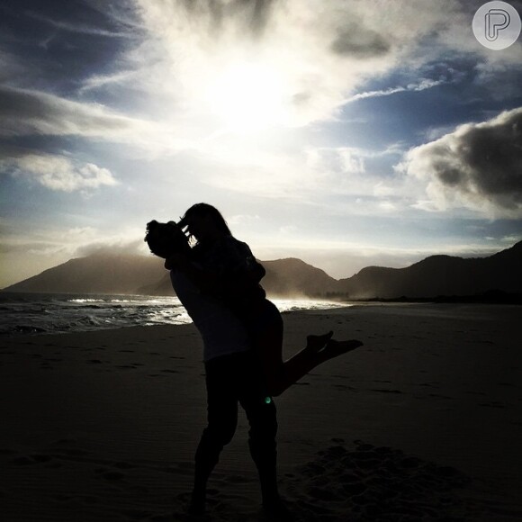 Uriel Del Toro se declara para Isis Valverde com foto romântica: 'Amor puro'