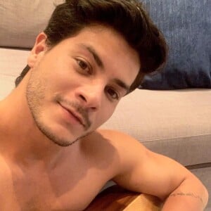 Arthur Aguiar, segundo a web, é o participante que come besteiras escondido da família