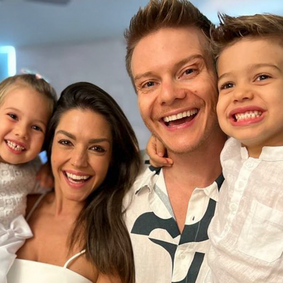 Thais Fersoza e Michel Teló curtem dias de folga com os filhos em Orlando