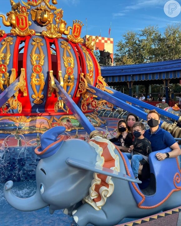 Thais Fersoza e Michel Teló aparecem ao lado dos filhos, Melinda e Teodoro, em passeio na Disney