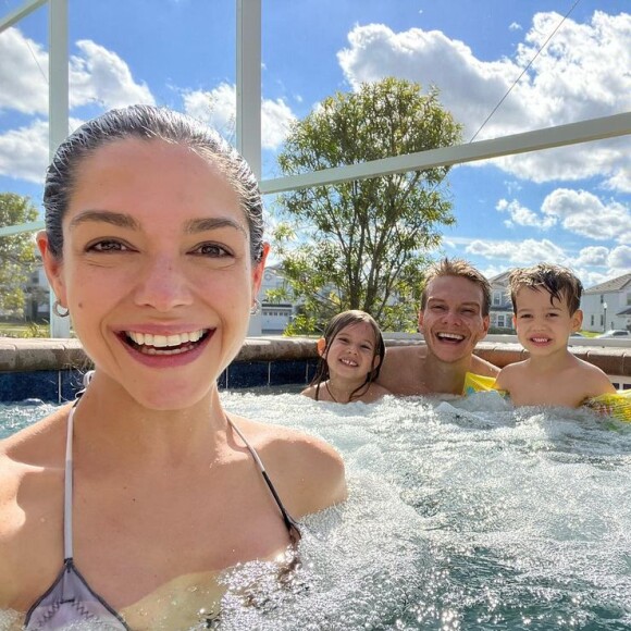 Thais Fersoza, Michel Teló, Melinda e Teodoro curtem momento relax em viagem