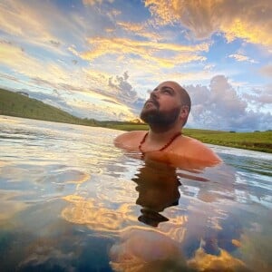 Tiago Abravanel atendeu à ligação do jornalista Leo Dias ontem (11), quando o confinamento dos participantes já havia começado