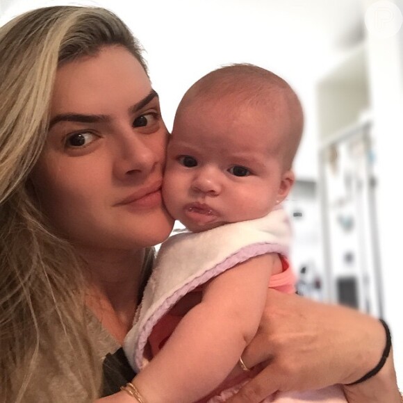Mirella Santos publica foto com a filha Valentina, de três meses: 'Selfie com a gordinha mais gostosa! Te amo, minha princesa!'
