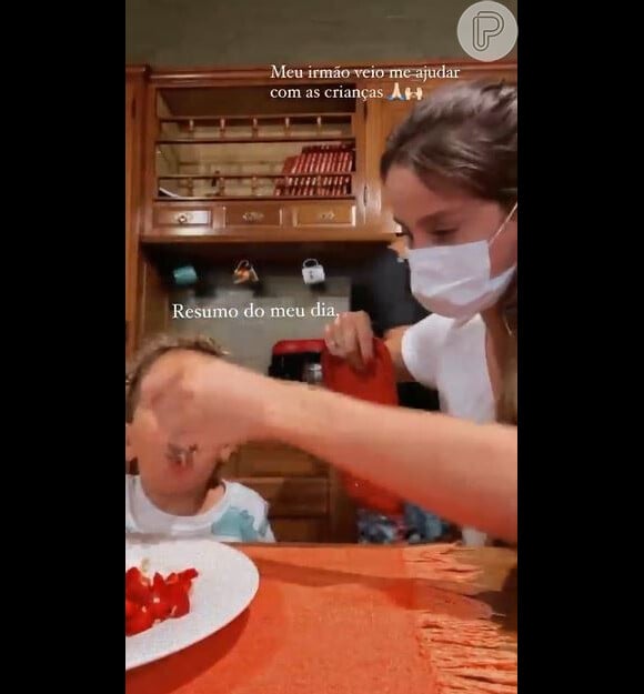 Em uma das imagens nas redes sociais, Biah Rodrigues aparece dando comida ao filho mais velho, Theo, com a ajuda da tampa de um pote, que usa para abanar o prato, deixando-o mais frio
