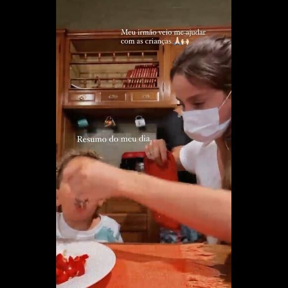 Em uma das imagens nas redes sociais, Biah Rodrigues aparece dando comida ao filho mais velho, Theo, com a ajuda da tampa de um pote, que usa para abanar o prato, deixando-o mais frio