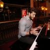 Klebber Toledo toca piano no lançamento do CD 'Paris 6 La Parisiense' no restaurante Paris 6, na Barra da Tijuca, Zona Oeste do Rio