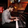 Klebber Toledo toca piano no lançamento do CD 'Paris 6 La Parisiense' no restaurante Paris 6, na Barra da Tijuca, Zona Oeste do Rio